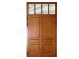 Двустворчатая деревянная дверь с остекленной фрамугой